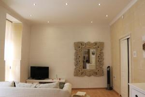 Μια τηλεόραση ή/και κέντρο ψυχαγωγίας στο Charming Home in Republic street