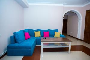 un divano blu con cuscini colorati in soggiorno di Sweet Sleep hostel a Yerevan