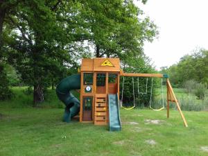 un pequeño parque infantil con tobogán y columpios en Ferme des Poulardieres, en Crouy-sur-Cosson