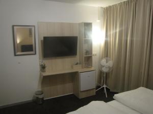 TV a/nebo společenská místnost v ubytování Milano Hotel