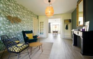 a living room with chairs and a table at Nassau Canal Apartments in Amsterdam