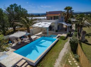 een luchtzicht op een huis met een zwembad bij Almirikia in Pigianos Kampos
