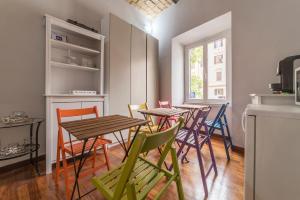 ein Esszimmer mit bunten Stühlen und einem Tisch in der Unterkunft Residenza Sistina in Rom