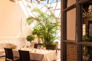a dining room with a table and chairs at Ona Alanda Club Marbella in Marbella