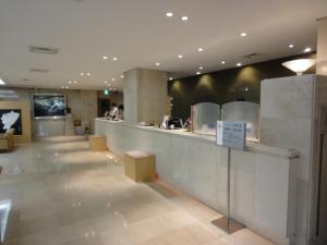 un restaurante con barra en un edificio en Tottori City Hotel en Tottori