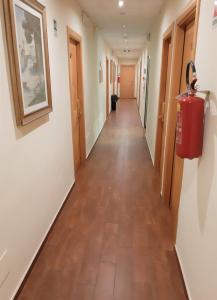 un corridoio di un corridoio dell'ospedale con un piano lungo di Hotel Mariano a Roma