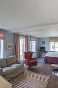 a living room with a bed and a couch at meinsachsenwald forsthaus friedrichsruh in Aumühle