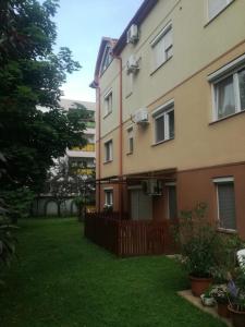 Vonkajšia záhrada v ubytovaní ROSE Apartman