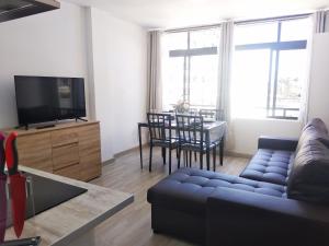een woonkamer met een bank en een tafel bij Apartaments Vacations Playa del Ingles in Playa del Inglés