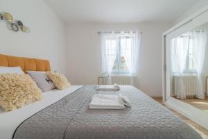 En eller flere senge i et værelse på S&I Peaceful Holiday Home With Pool & Jacuzzi + 45 billeder