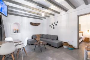 een woonkamer met een bank en een tafel bij White and Grey in Mykonos-stad