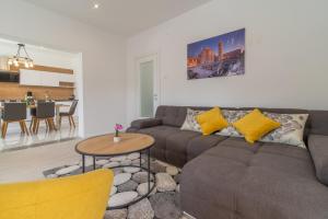 Et opholdsområde på S&I Peaceful Holiday Home With Pool & Jacuzzi