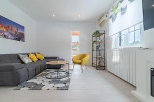 Et opholdsområde på S&I Peaceful Holiday Home With Pool & Jacuzzi