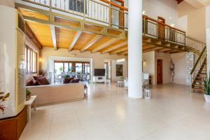 Televízia a/alebo spoločenská miestnosť v ubytovaní Golden Sand Beach Villa + 37 fotografií