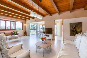 Televízia a/alebo spoločenská miestnosť v ubytovaní Golden Sand Beach Villa