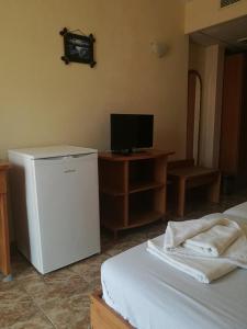Camera con frigorifero e scrivania con TV. di Hotel Palace a Kranevo
