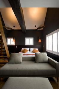 een groot bed in een slaapkamer met zwarte muren bij Kimamaya By Odin in Kutchan