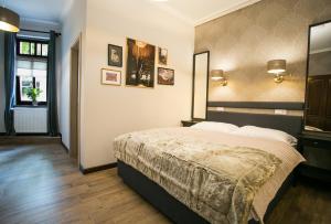 A bed or beds in a room at Chicago Vendégház