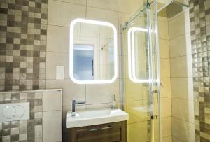 A bathroom at Chicago Vendégház
