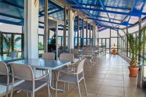 - une salle à manger avec des tables, des chaises et des fenêtres dans l'établissement Smartline Meridian Hotel, à Sunny Beach