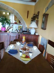 a table with fruit on it in a kitchen at B&B Le Buche Casa Storica in Canino