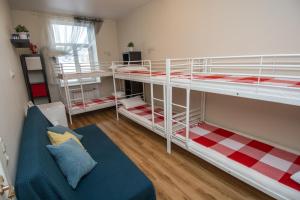 Pokój z 2 łóżkami piętrowymi i kanapą w obiekcie Mini-Mani na Krylova w Petersburgu