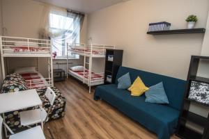 a living room with a couch and bunk beds at Mini-Mani na Krylova in Saint Petersburg