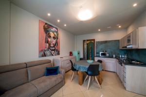 Η κουζίνα ή μικρή κουζίνα στο Blue Moon - Via Torre del Lebbroso Apartments