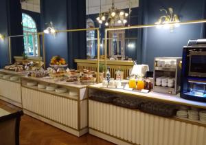 een buffet lijn met veel verschillende soorten eten bij Grand Hotel Regina Salsomaggiore in Salsomaggiore Terme