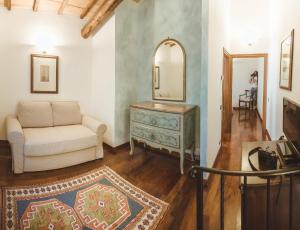 A seating area at Agriturismo Le Anfore Még 34 kép