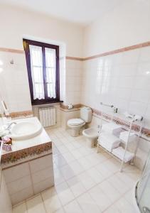 a bathroom with a sink and a toilet and a tub at Agriturismo Le Anfore in Sarteano
