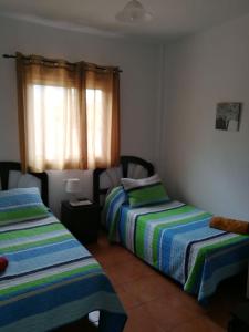 1 Schlafzimmer mit 2 Betten und einem Fenster in der Unterkunft El Cercado la montaña 4 Las Puntas in Las Puntas