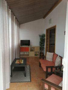 ein Wohnzimmer mit einem Sofa und einem Tisch in der Unterkunft El Cercado la montaña 4 Las Puntas in Las Puntas