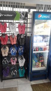 Santo AnastácioにあるFlorença Hotelの色とりどりの弓のネクタイがたくさん詰まった冷蔵庫