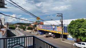 Santo AnastácioにあるFlorença Hotelの建物のある街並み