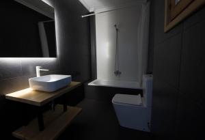 A bathroom at Moana Surf Hostel