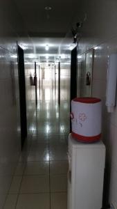 a hallway with a toilet in a bathroom at Florença Hotel in Santo Anastácio