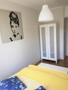 - une chambre avec un lit et une peinture murale dans l'établissement Just SOPOT !, à Sopot