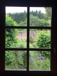 ein Fenster mit Gartenblick von einem Haus in der Unterkunft La Chambre des Buissonnats in Martailly-lès-Brancion