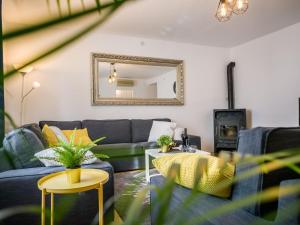 salon z kanapą i lustrem w obiekcie Superior Central Stay w Zagrzebiu