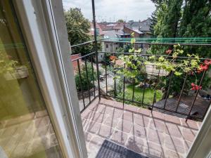 balkon z widokiem na ogród w obiekcie Superior Central Stay w Zagrzebiu