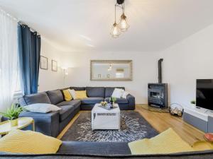 salon z kanapą i telewizorem w obiekcie Superior Central Stay w Zagrzebiu