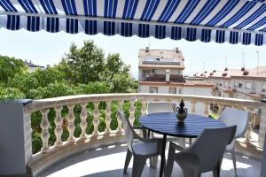niebieski stół i krzesła na balkonie w obiekcie Appartement exceptionnel confortable bord de mer w mieście Sant Carles de la Ràpita