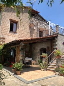 Casa de ladrillo con balcón y patio en Agriturismo L'Olivara, en Piano di Sorrento