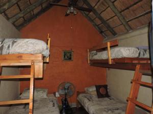 Våningssäng eller våningssängar i ett rum på Kruger Inn Backpackers
