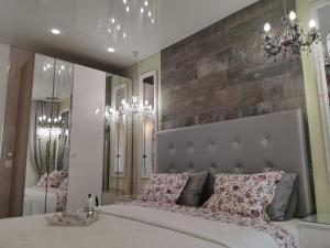 1 dormitorio con 1 cama grande y espejo grande en Apartment Orlando Sea, en Adeje
