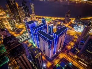 uma vista aérea de uma cidade à noite em Ezdan Hotel Doha em Doha