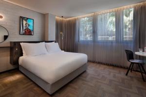 Llit o llits en una habitació de The Muse Boutique Hotel Tel Aviv