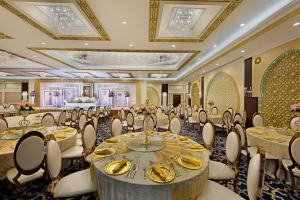 Um restaurante ou outro lugar para comer em Ezdan Hotel Doha