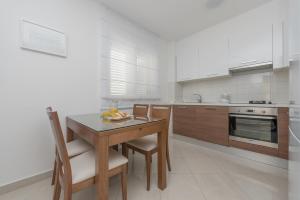 Kuchyňa alebo kuchynka v ubytovaní Apartman IVONA + 4 fotografie